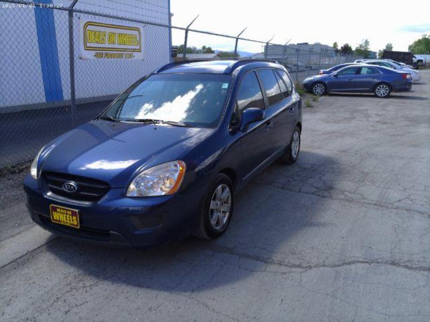 2007 Kia Rondo LX (KNAFG525877) with an 2.4L I-4 DOHC engine, located at 601 E. Idaho St., Kalispell, MT, 59901, 0.000000, 0.000000 - Photo#0