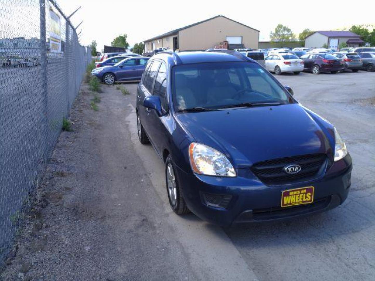 2007 Kia Rondo LX (KNAFG525877) with an 2.4L I-4 DOHC engine, located at 601 E. Idaho St., Kalispell, MT, 59901, 0.000000, 0.000000 - Photo#4