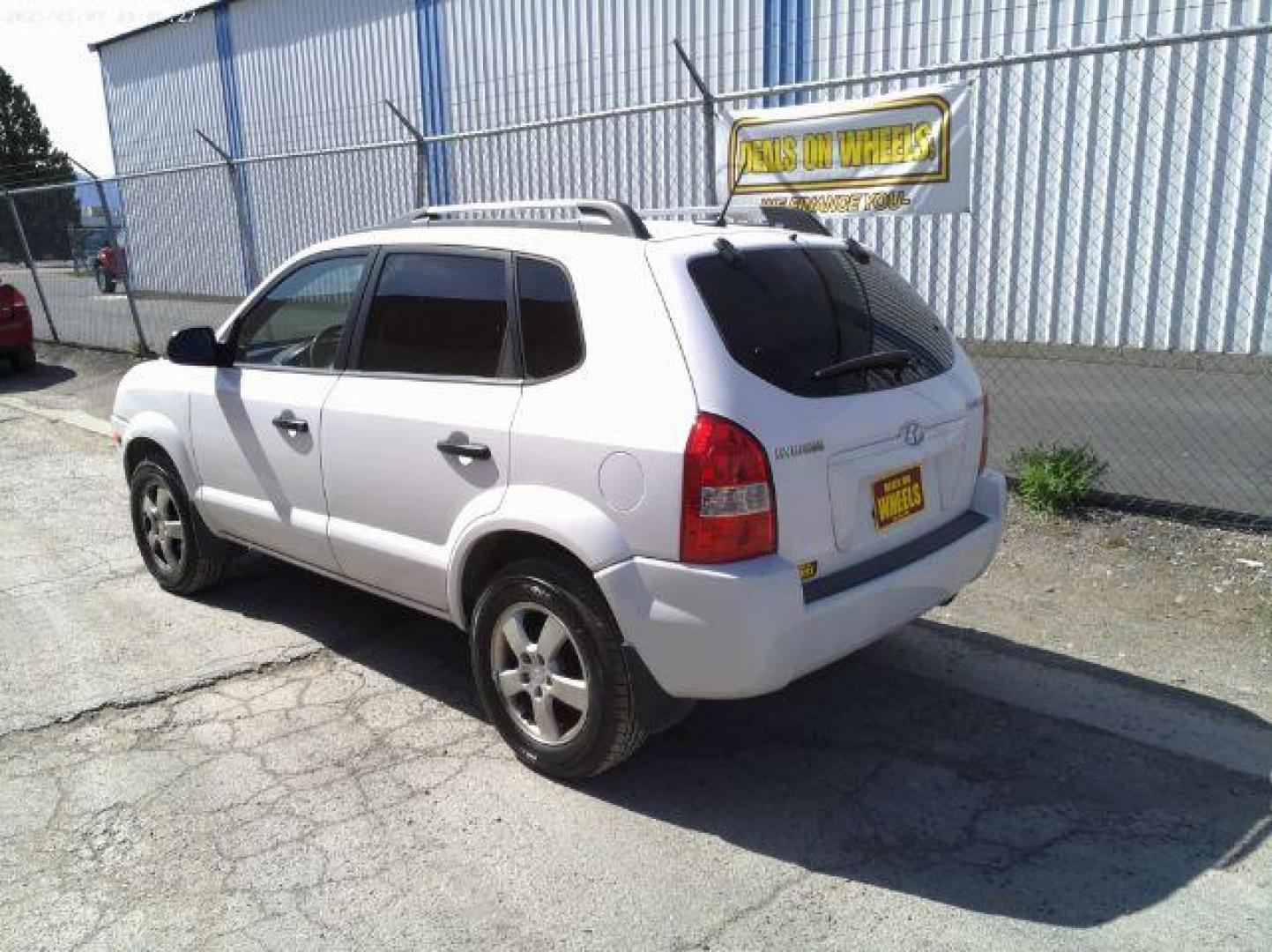 2008 Hyundai Tucson GLS (KM8JM12B88U) with an 2L I-4 DOHC engine, located at 601 E. Idaho St., Kalispell, MT, 59901, 0.000000, 0.000000 - Photo#2