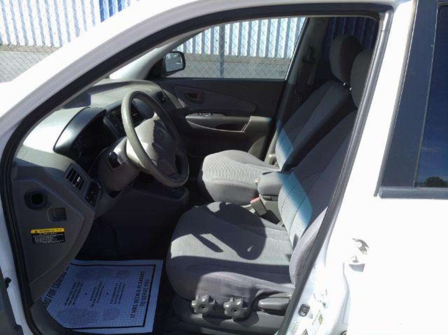 2008 Hyundai Tucson GLS (KM8JM12B88U) with an 2L I-4 DOHC engine, located at 601 E. Idaho St., Kalispell, MT, 59901, 0.000000, 0.000000 - Photo#5
