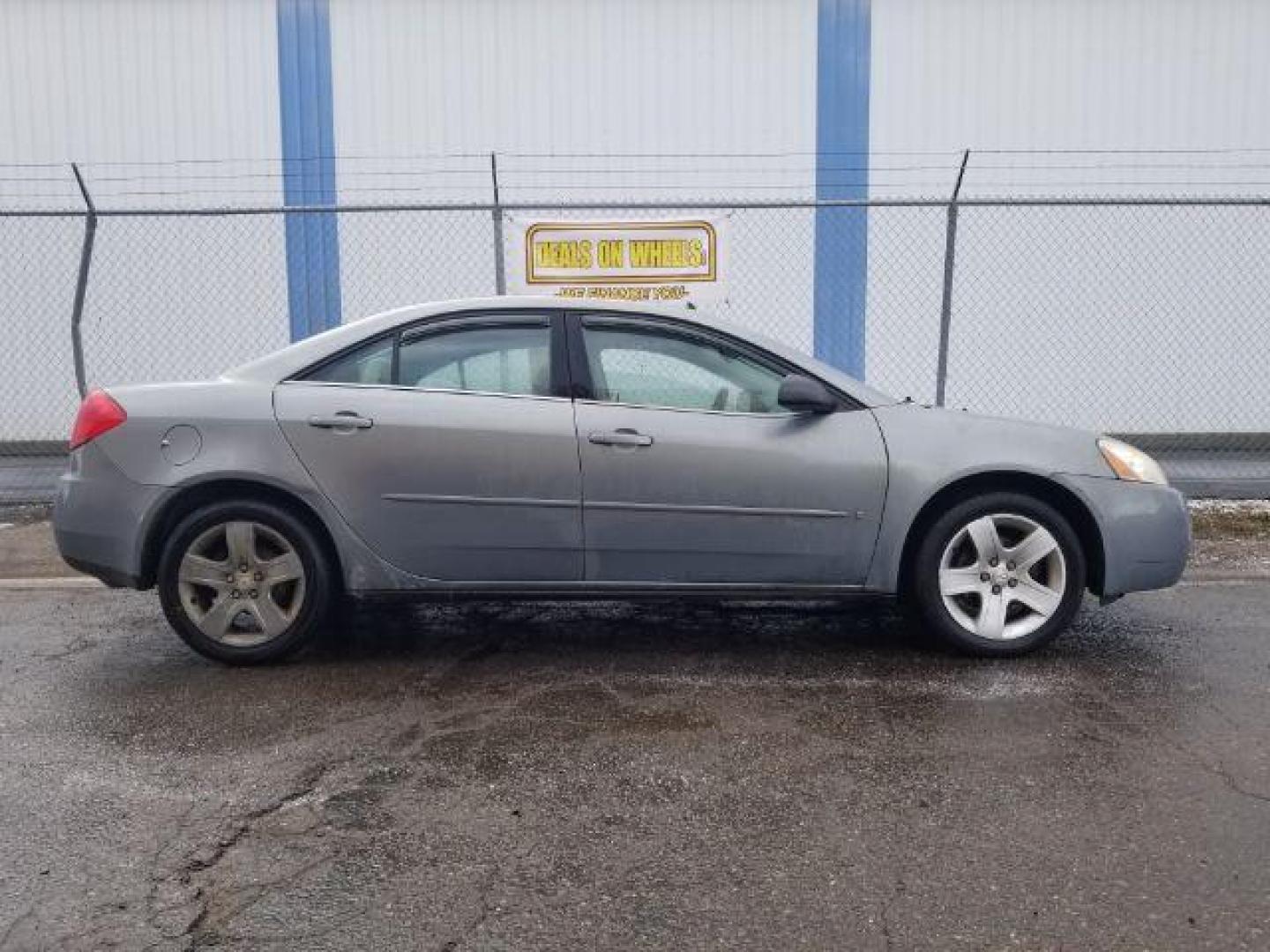 2009 Pontiac G6 Sedan (1G2ZG57BX94) with an 2.4L L4 DOHC 16V engine, 4-Speed Automatic transmission, located at 4801 10th Ave S,, Great Falls, MT, 59405, 0.000000, 0.000000 - Photo#3