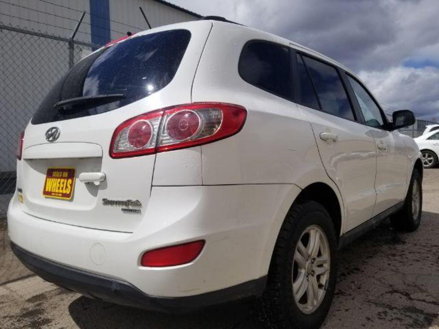 2010 Hyundai Santa Fe GLS (5NMSGDAB0AH) with an 2.4L I-4 DOHC engine, located at 1821 N Montana Ave., Helena, MT, 59601, 0.000000, 0.000000 - Photo#4