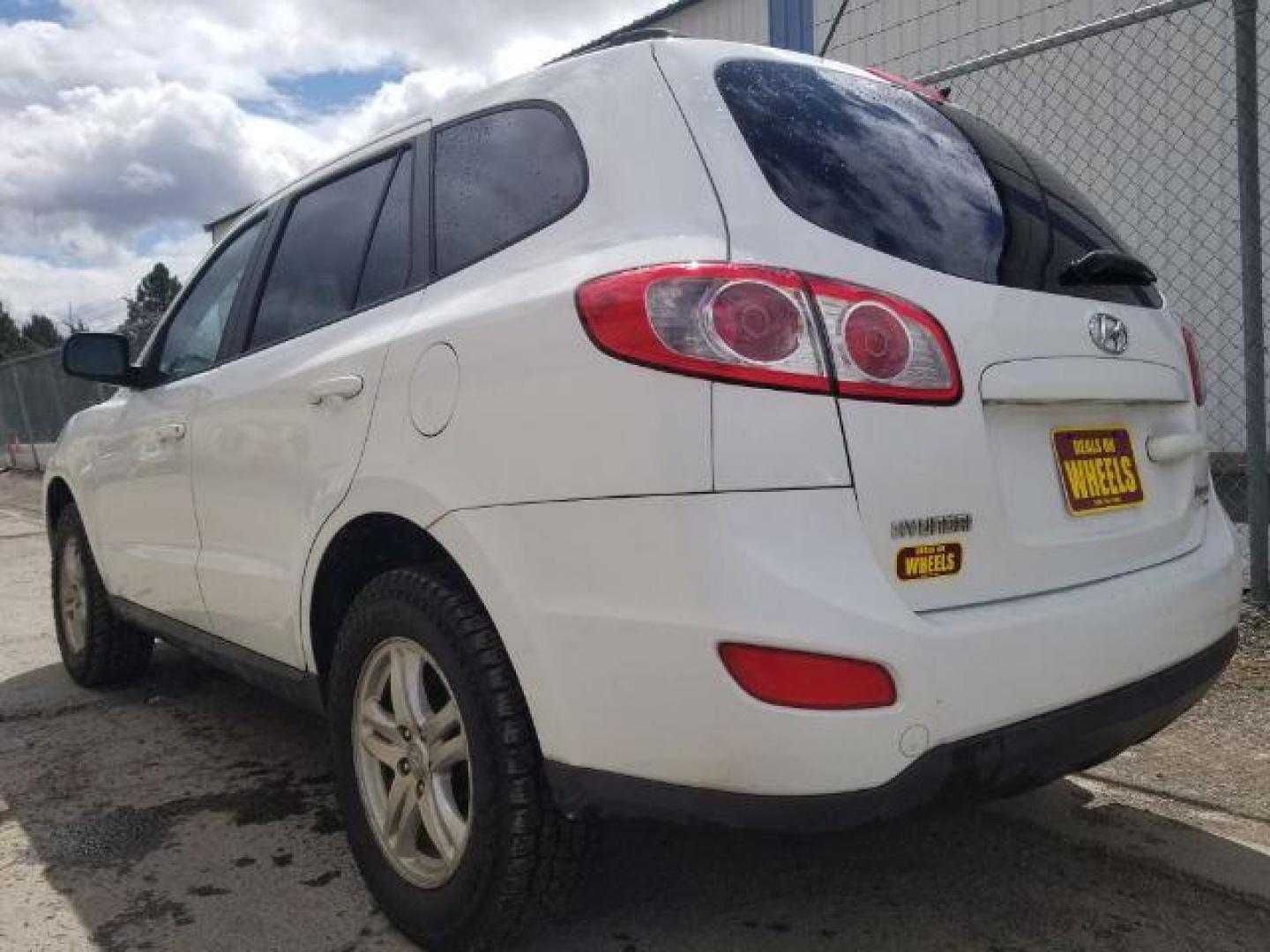 2010 Hyundai Santa Fe GLS (5NMSGDAB0AH) with an 2.4L I-4 DOHC engine, located at 1821 N Montana Ave., Helena, MT, 59601, 0.000000, 0.000000 - Photo#5