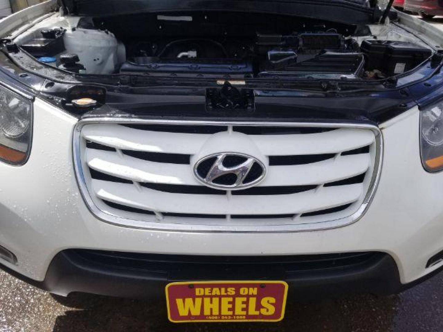 2010 Hyundai Santa Fe GLS (5NMSGDAB0AH) with an 2.4L I-4 DOHC engine, located at 1821 N Montana Ave., Helena, MT, 59601, 0.000000, 0.000000 - Photo#13